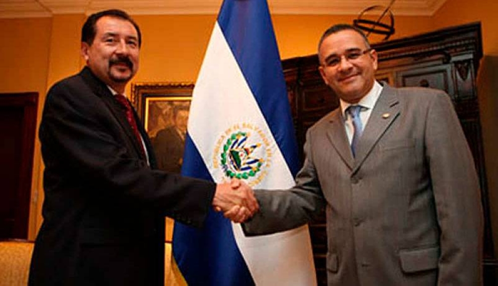El expresidente Mauricio Funes junto a Miguel Menéndez Avelar 'Mecafe', cuando el entonces mandatario nombró al empresario como presidente de CIFCO.