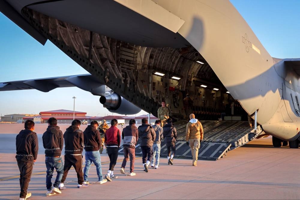 Los primeros vuelos de deportados en aviones militares. / @PressSec.