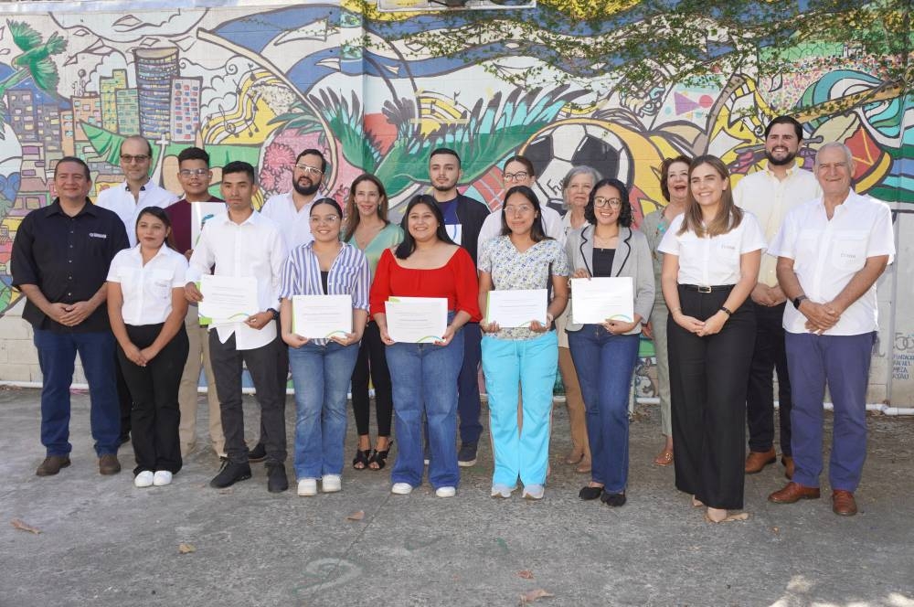 Los jóvenes beneficiarios posaron con sonrisas en su rostro 