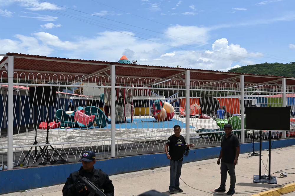 Al interior del Tocorón las autoridades encontraron las bondades con las que vivía el Tren de Aragua. / AFP