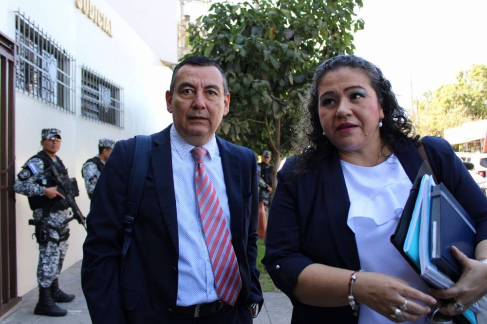 Abogados defensores salen del Centro Judicial e informaron que el juicio fue suspendido.  /Daniela Alegría. 