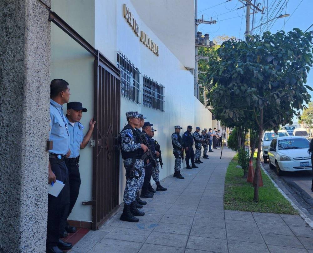 El Centro Judicial de Ciudad Delgado fue custodiado por la Policía Nacional Civil, este 3 de febrero, lugar donde se tenía programado el juicio del caso Santa Marta. /Daniela Alegría. 