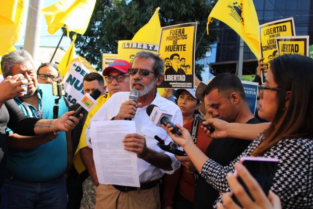 El profesor universitario Rafael Paz Narvaez ha acompañado a la comunidad Santa Marta.  /Daniela Alegría.  