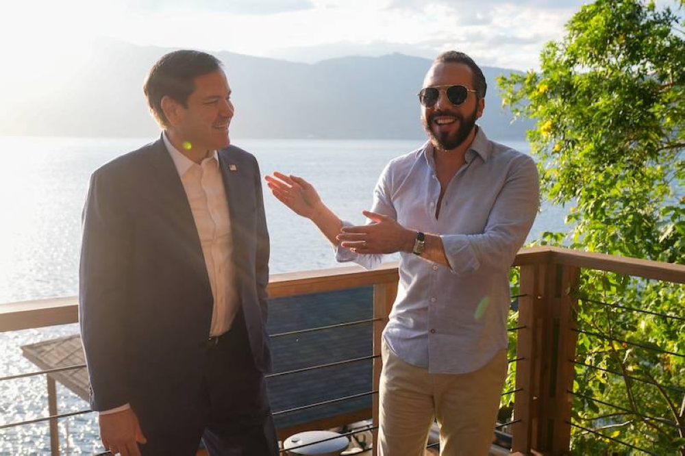 El secretario de Estado de Estados Unidos, Marco Rubio (izq.), se reúne con el presidente de El Salvador, Nayib Bukele, en su residencia en el lago Coatepeque, El Congo. / Mark Schiefelbein-AFP.