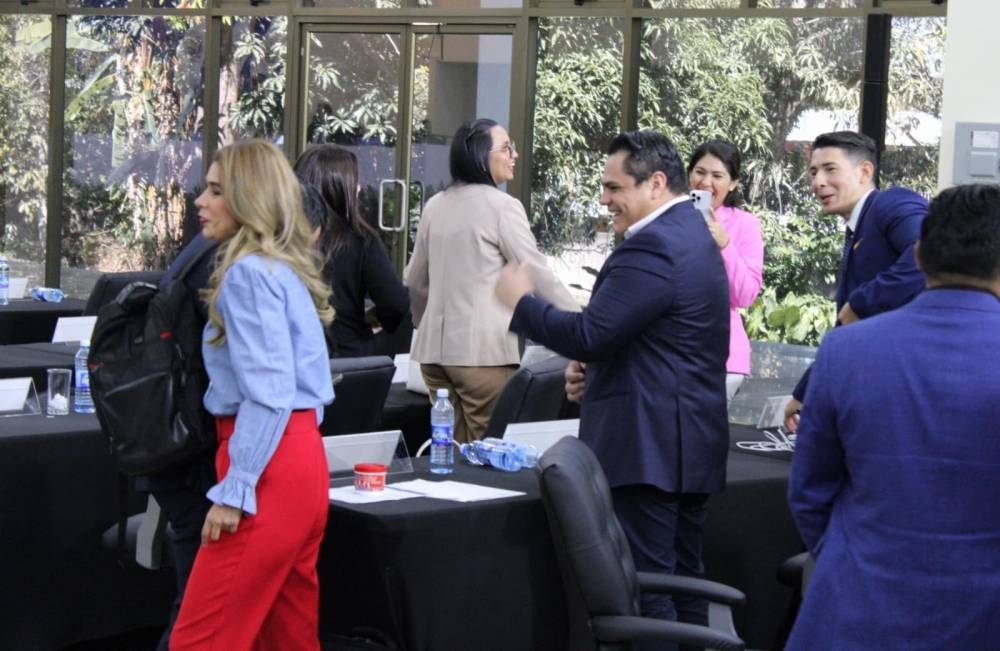 La diputada Marcela Villatoro, de Arena, luego de entregarle la 'Dolo Cream' al diputado Caleb Navarro, de Nuevas Ideas. / Daniela Alegría.