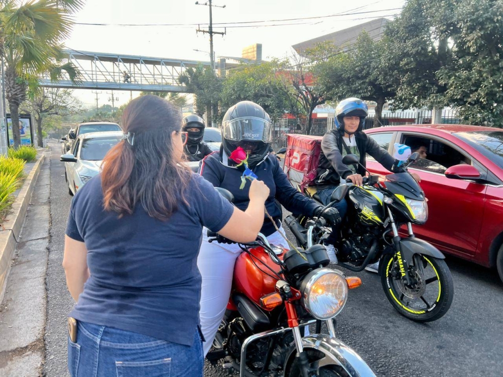 Automovilistas, motociclistas y peatones recibieron una rosa. / Prensa de San Salvador Centro.