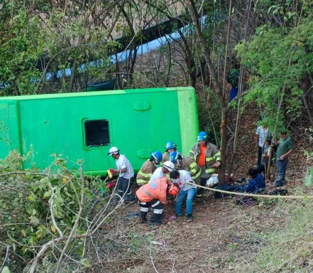Los socorristas trasladan a los heridos a los hospitales más cercanos. / Cortesía de Cruz Roja.