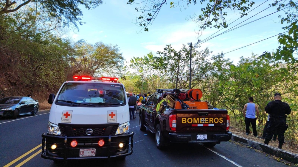 Bomberos, Protección Civil y socorridas de diferentes cuerpos de socorro acudieron a la emergencia. / Cortesía Cruz Roja. 