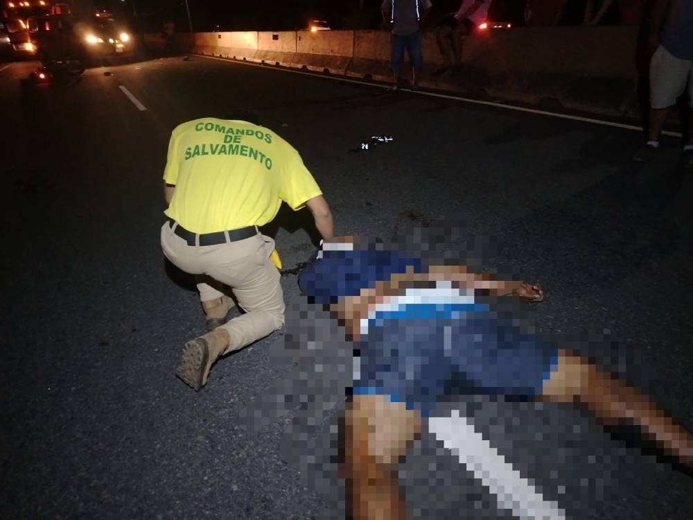 Una rastra se accidentó en la carretear de Oro. /Cortesía.