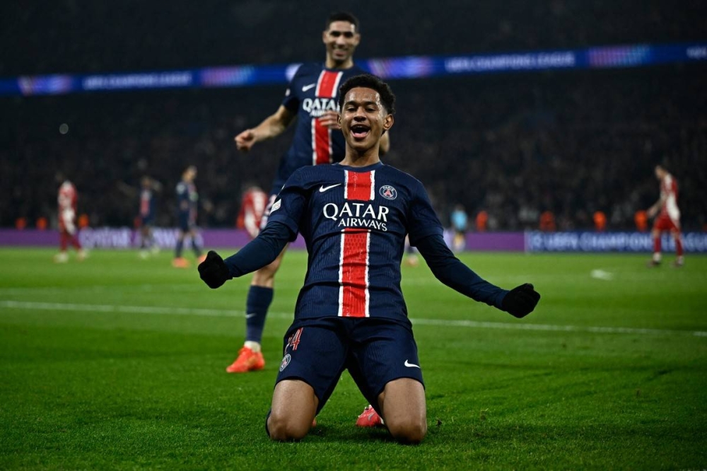 El centrocampista francés del Paris Saint-Germain #24 Senny Mayulu (C) celebra con sus compañeros de equipo/ Foto Julién de Rosa AFP.
