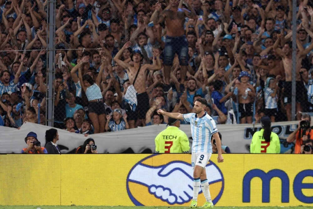 El mediocampista de Botafogo #05 Danilo Barbosa (L) y el delantero de Racing #09 Adrián Martínez luchan por el balón/ Foto AFP.