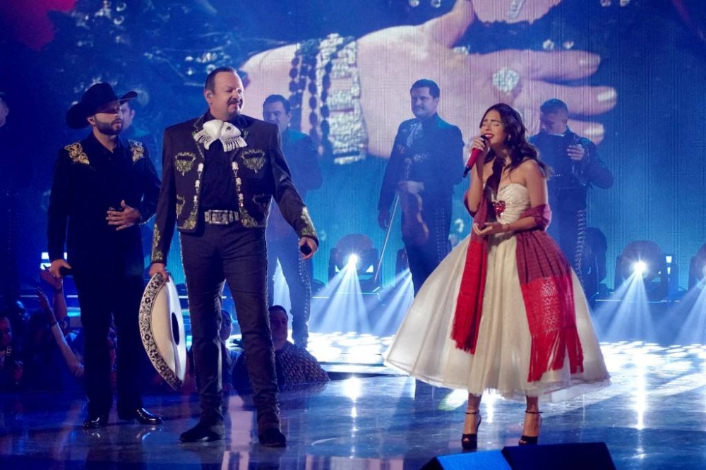 Leonardo Aguilar, Pepe Aguilar y Ángela Aguilar homenajearon a Paquita la del Barrio. Photo by Romain Maurice / GETTY IMAGES NORTH AMERICA / Getty Images via AFP