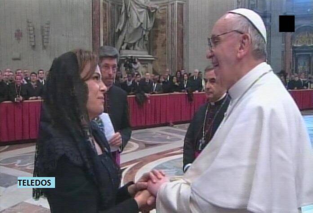 La ex primera dama Vanda Pignato saluda al Papa Francisco. / Imagen de Teledos.