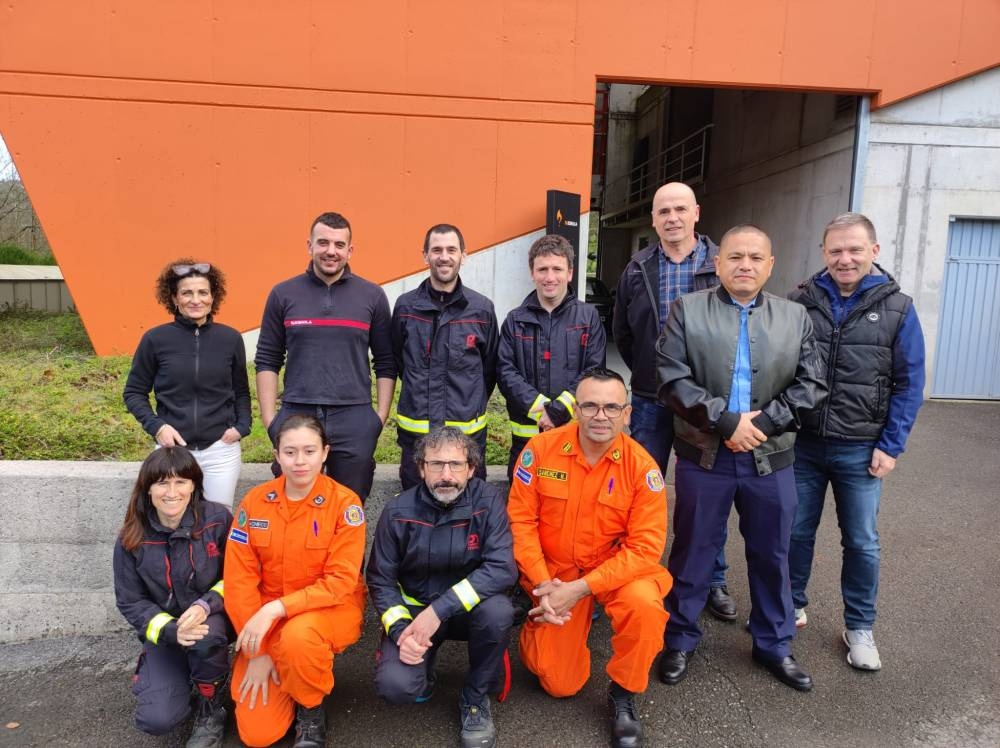 Bomberos salvadoreños practican con bomberos vascos