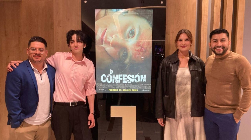 Mena junto a la bella María Bruzon, quien interpreta a una de las siniestras especialistas del quirófano clandestino.