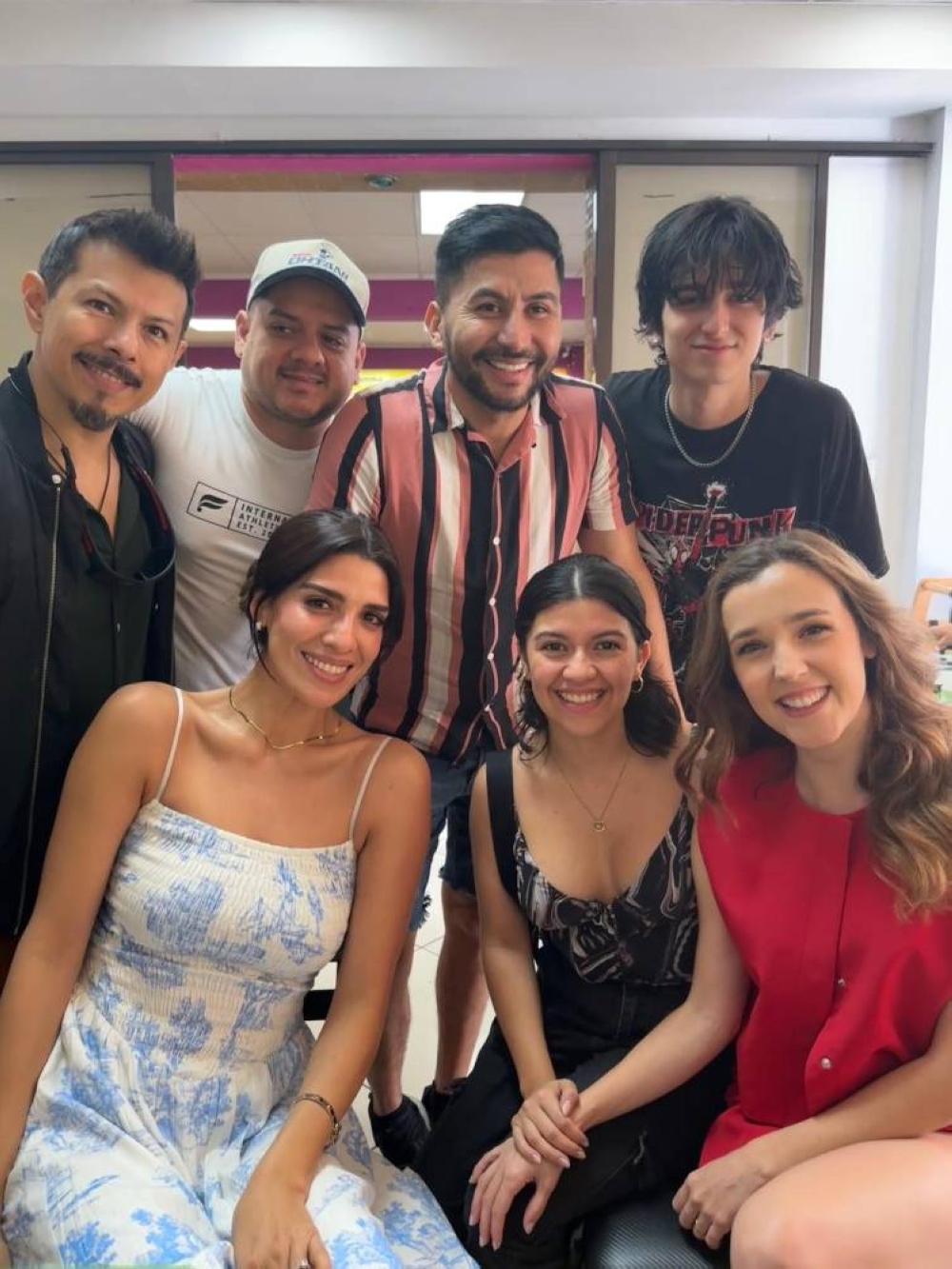 Hansel Ramírez, Ronald Algarin, René Mena, Kristo Romano, Rocío Ibarra, Emy Mena y la coprotagonista Mafalda Pinto Correia (Raquel) compartieron una comida salvadoreña antes de la premier de esta noche. Foto: Jhoel Díaz