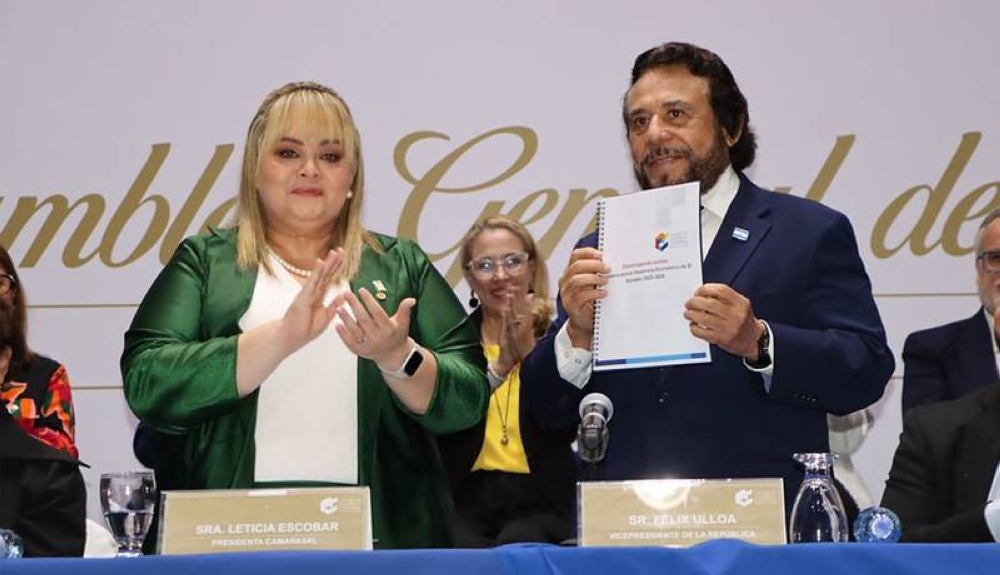 Leticia Escobar entrega un documento con propuesta para fortalecer el sector empresarial al vicepresidente de la República, Félix Ulloa. /Camarasal