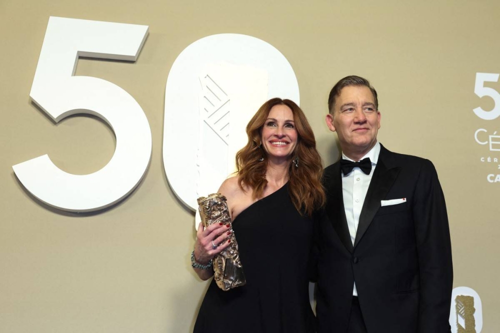 Julia Roberts fue honrada por su legado, aquí con el actor británico Clive Owen. Photo by Thomas SAMSON / AFP