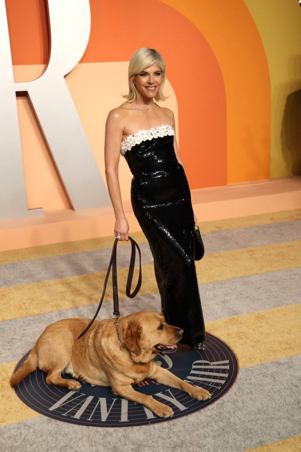 Selma Blair y Scout, su perro de servicio. Photo by Michael Tran / AFP