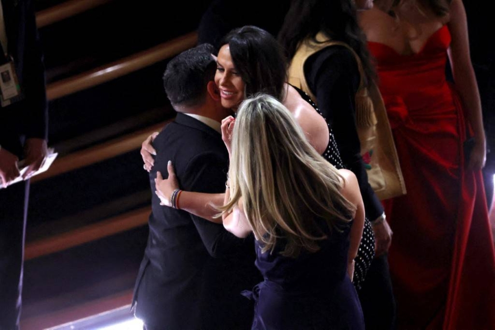 Karla Sofía Gascón, abrazada entre el selecto público de los premios. Kevin Winter/Getty Images/AFP (Photo by KEVIN WINTER / GETTY IMAGES NORTH AMERICA / Getty Images via AFP