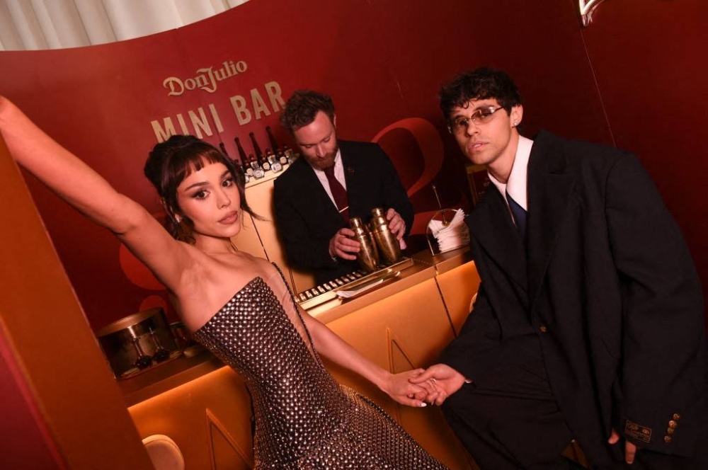 La cantante mexicana Danna y su novio Alex Hoyer en la fiesta de Elton John en West Hollywood Park. Photo by Vivien Killilea / GETTY IMAGES NORTH AMERICA / Getty Images via AFP