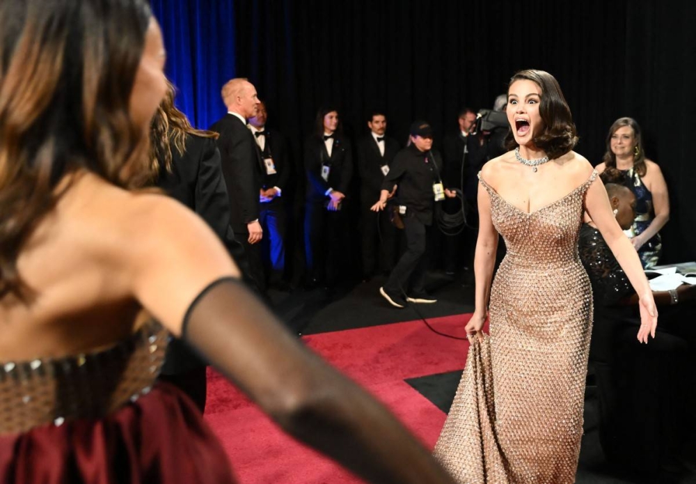 La reacción de Selena Gómez al descubrir a su compañera Zoë Saldaña como ganadora por 'Emilia Pérez'. Photo by Richard Harbaugh / AMPAS / AFP