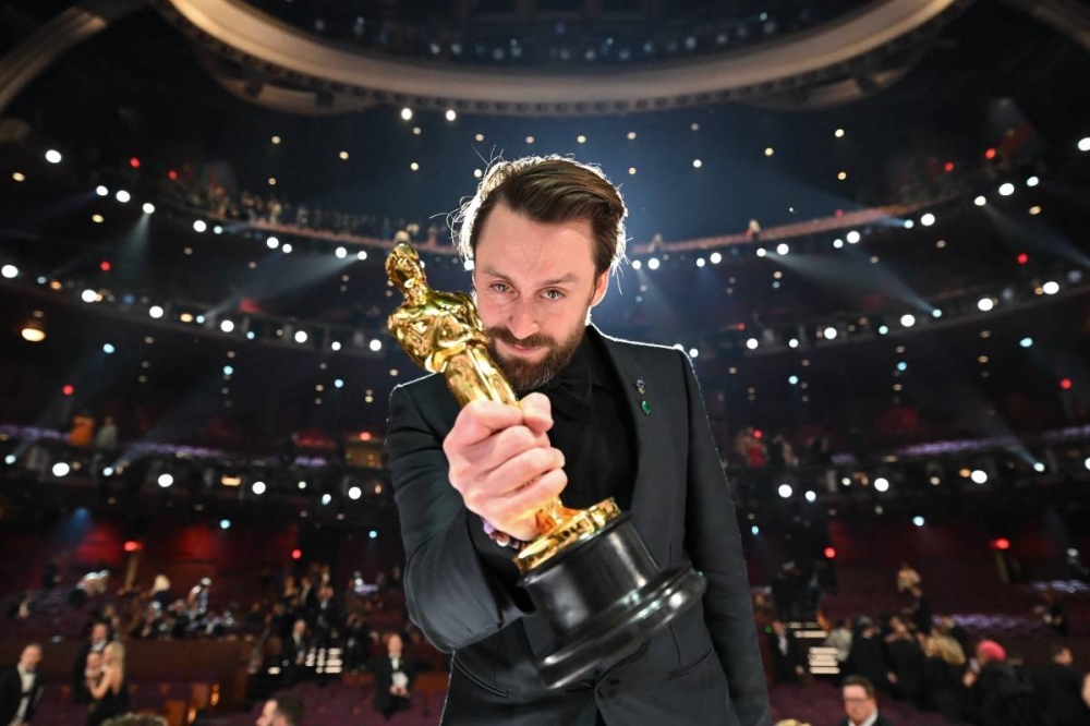 Kieran Culkin, hermano de Macaulay Culkin, se hizo una icónica foto en el escenario tras ganar por 'A Real Pain'. Photo by Richard Harbaugh / AMPAS / AFP