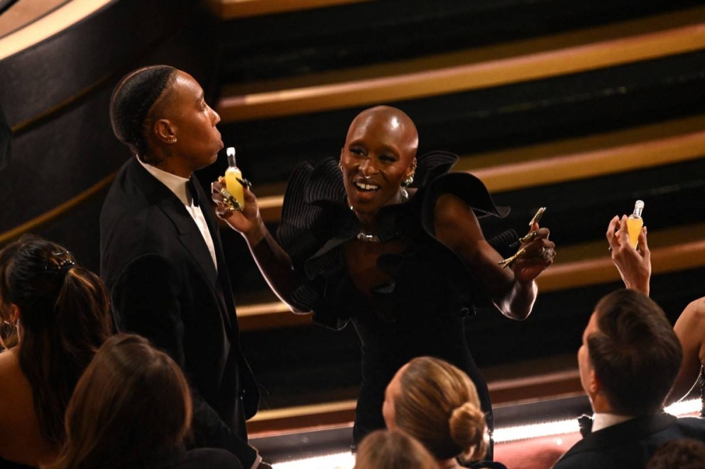 La actriz Lena Waithe y Cynthia Erivo se pusieron un poco happy con las bebidas del patrocinador. Photo by Patrick T. Fallon / AFP