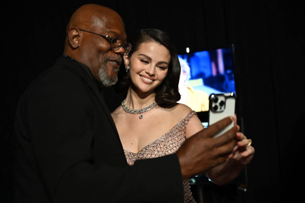 Samuel L. Jackson y Selena Gómez se tomaron una imperdible selfie. Photo by Richard Harbaugh / AMPAS / AFP