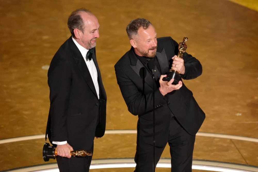 Nathan Crowley y Lee Sandales aceptan el premio a Diseño de Producción por 'Wicked'. Photo by KEVIN WINTER / GETTY IMAGES NORTH AMERICA / Getty Images via AFP
