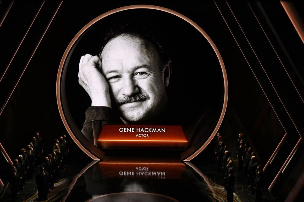 Gene Hackman acompañado de su mujer Betsy Arakawa y su amigo Dustin Hoffman disfrutan de un partido en 2002. Photo by Layne Murdoch / NBAE / Getty Images / Getty Images via AFP