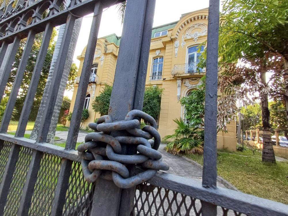 La Casa Dueñas, cerrada y sin vigilancia, durante la tarde del pasado miércoles. / Jessica Guzmán.
