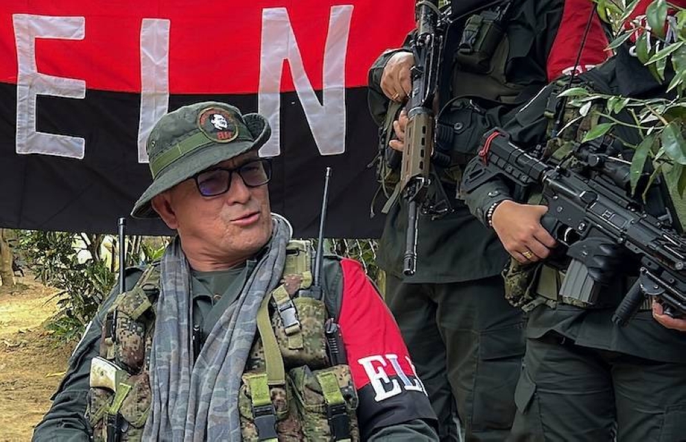 El comandante del frente de guerra nororiental Manuel Vázquez Castaño del Ejército de Liberación Nacional (ELN), 'Ricardo', habla durante una entrevista con la AFP en la región del Catatumbo, Colombia, el 8 de marzo de 2025./ AFP