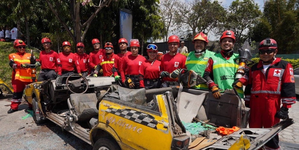 En el simulacro se utilizó equipo hidráulico para atender a las personas que se encontraban dentro de los hierros del vehículo/ Foto cortesía Cruz Roja Salvadoreña.