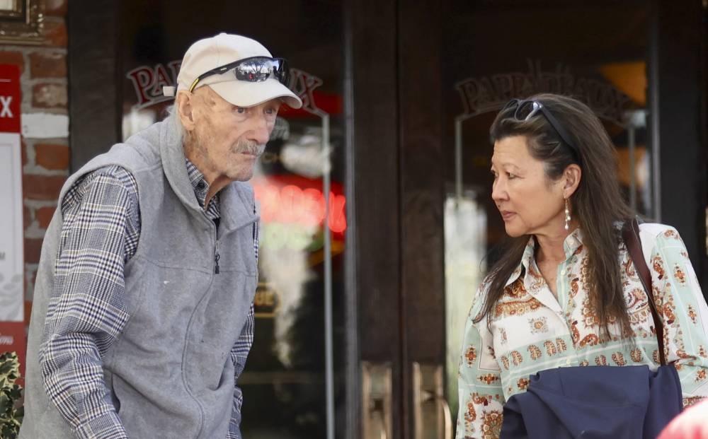 La pareja de artistas con dos de sus perros. Foto: Daily Mail