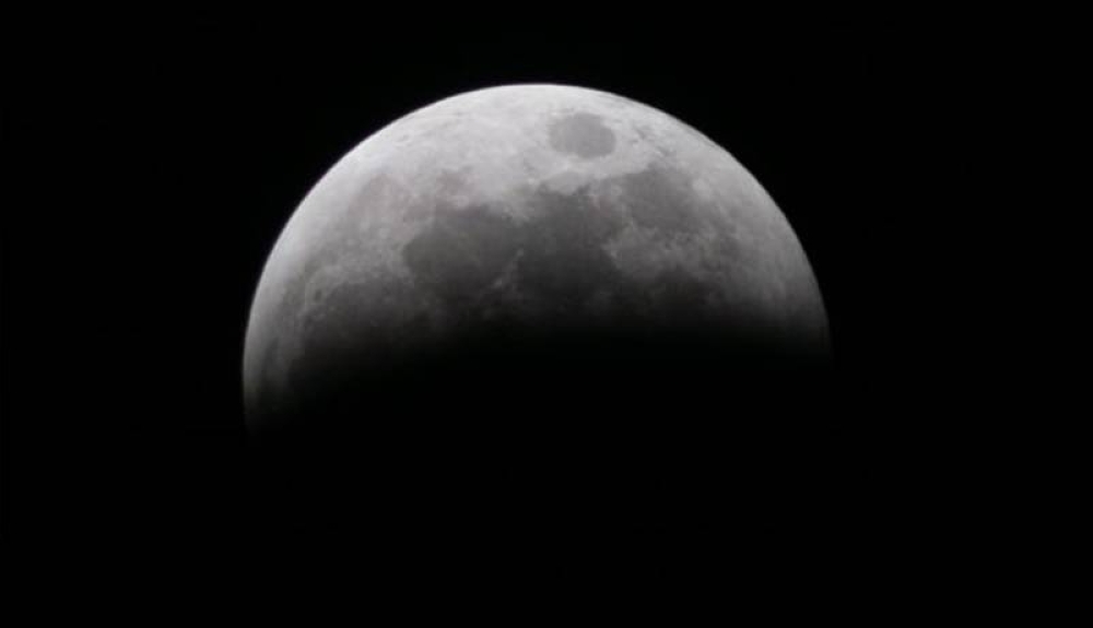 La sombra de la Tierra cubre más de la mitad de la Luna en un eclipse total, este 14 de marzo. / Francisco Valle. 