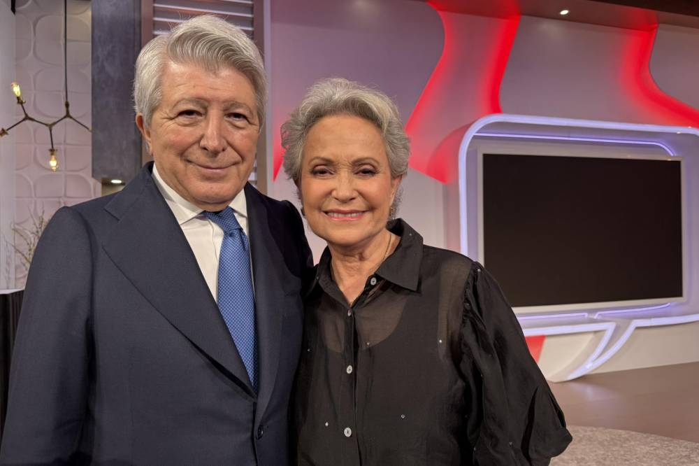 La actriz Adriana Barraza, nominada a un Óscar y ganadora del Premio Platino de Honor 2018, y el presidente de Egeda, Enrique Cerezo, en la ceremonia de nominaciones de los XII Premios Platino este viernes, en los estudios de Telemundo Center en Miami (Estados Unidos). EFE/ Alicia Civita