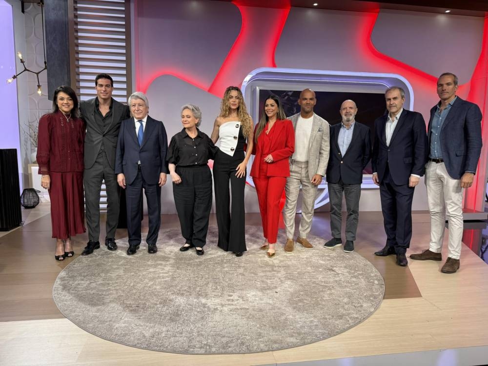 Fotografía con el presidente ejecutivo de los Premios Platino, Enrique Cerezo (3-i), la actriz mexicana Adriana Barraza (4-i); la actriz española Candela Márquez (5-i), y actor puertorriqueño Amaury Nolasco (4-d) durante la rueda de prensa. EFE/ Alicia Civita