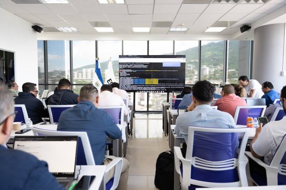 El 90.8 % de los estudiantes de la certificación de administración pública son funcionarios públicos.