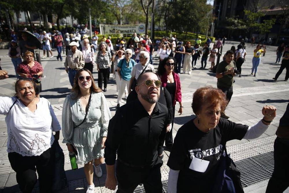 Activistas, ambientalistas y afectados de Cosavi protestaron este domingo contra la minería metálica. / EFE.