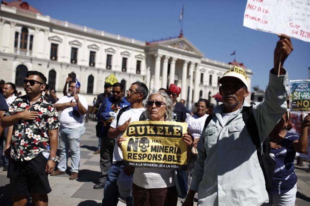 La protesta entre el Palacio Nacional y la Biblioteca Nacional de El Salvador, Binaes, en el Centro Histórico de San Salvador. / EFE.