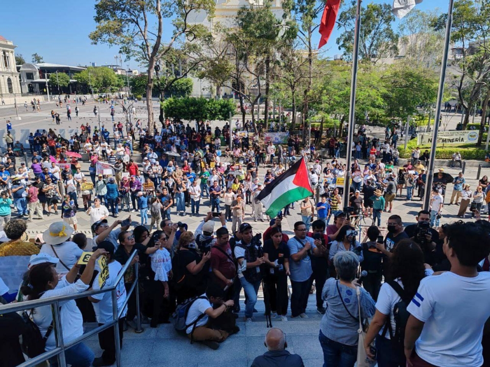 La protesta contra la minería desde el graderío de la Biblioteca Nacional de El Salvador, donada por China. / Cortesía YSUCA.