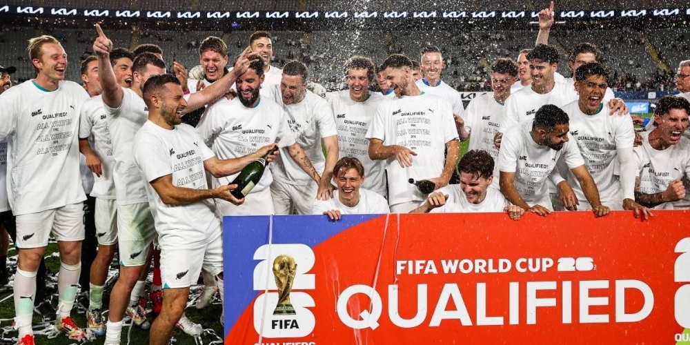 Oliver Sail de Nueva Zelanda celebra tras su victoria durante la final de la fase de grupos de las eliminatorias de Oceanía para la Copa Mundial de la FIFA 2026/ Foto David Rowland AFP.