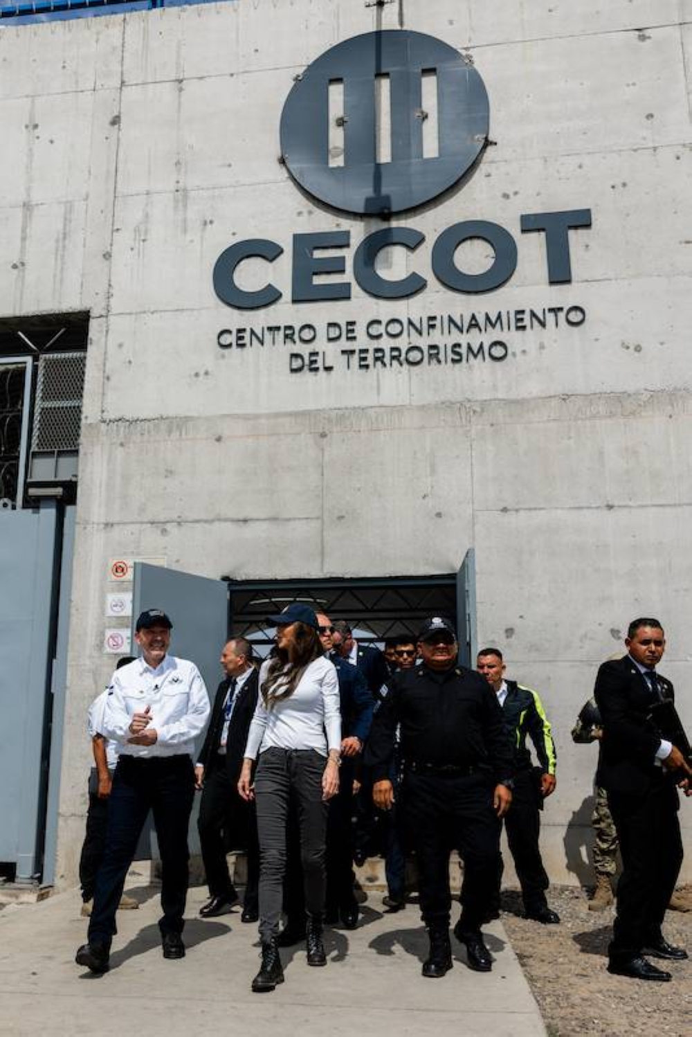 La secretaria de Seguridad Nacional, Kristi Noem, frente al Cecot, en Tecoluca, San Vicente Sur. / Presidencia de El Salvador.