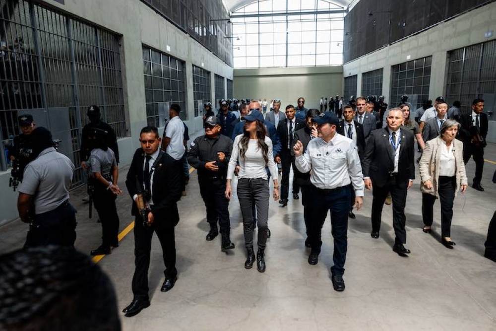 El recorrido de la secretaria de Seguridad Nacional, Kristi Noem, por el Cecot fue guiado por el ministro de Justicia y Seguridad, Gustavo Villatoro. / Presidencia de El Salvador.