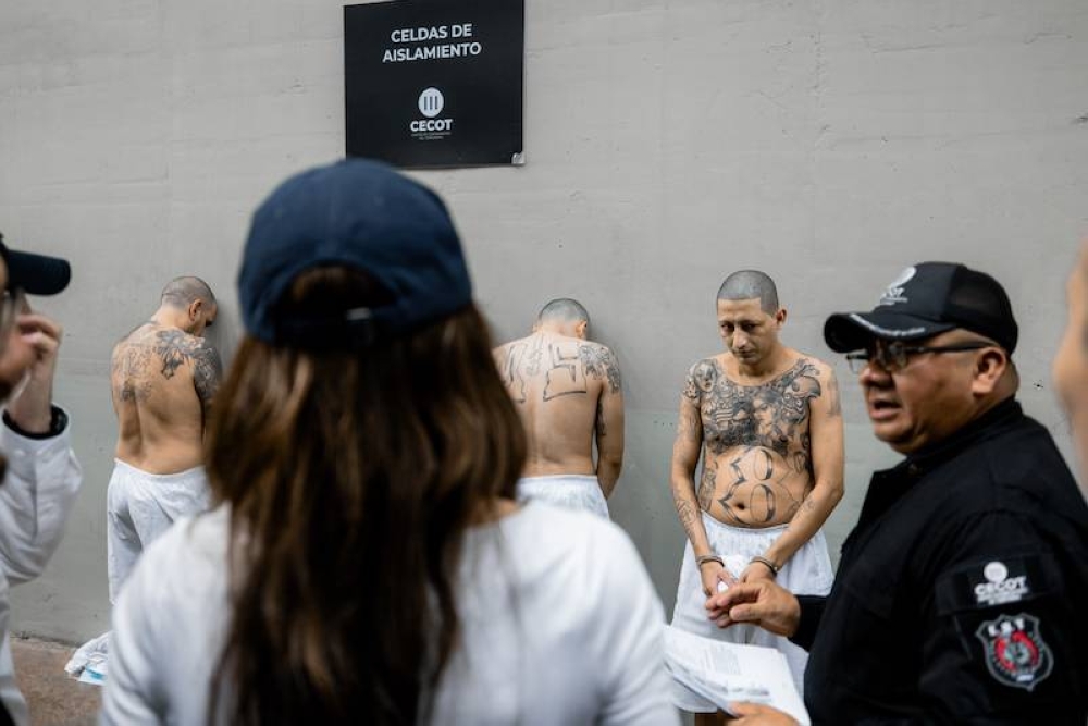 La secretaria de Seguridad Nacional de EE.UU., Kristi Noem, frente a las celdas de aislamiento en el CECOT. / Presidencia de El Salvador. 