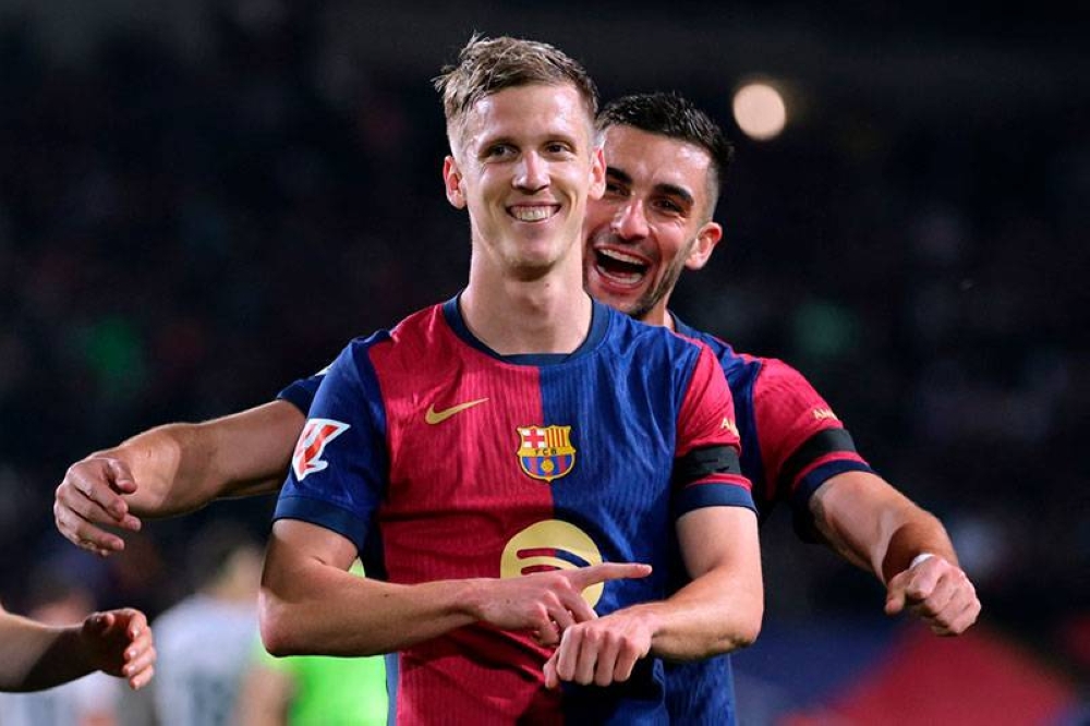 Dani Olmo anotu00f3 el segundo para el Barcelona de penal, pero saliu00f3 lesionado del encuentro. / AFP