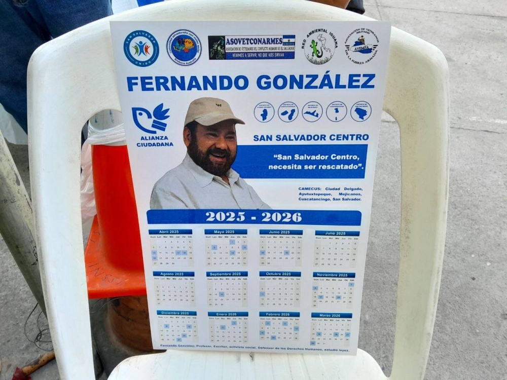 Aunque falta más de un año y medio para las elecciones y la propaganda aún no es permitida, algunos miembros de Alianza Ciudadana ya entregan calendarios. / Verónica Crespín.