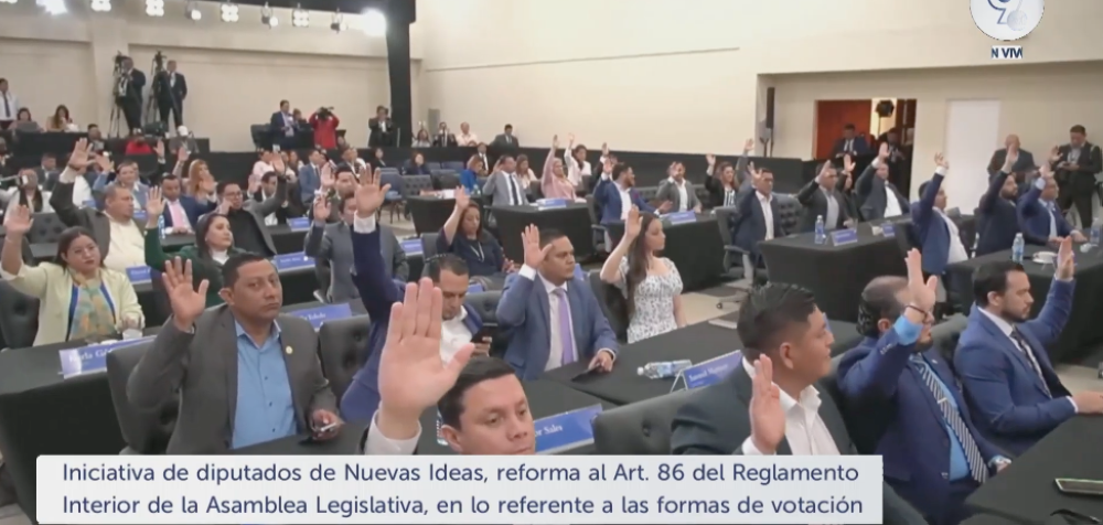 Diputados miembros de la junta directiva Suecy Callejas, Ernesto Castro y Alexia Rivas, de Nuevas Ideas, votan por eliminar la 'abstención'. / Asamblea.
