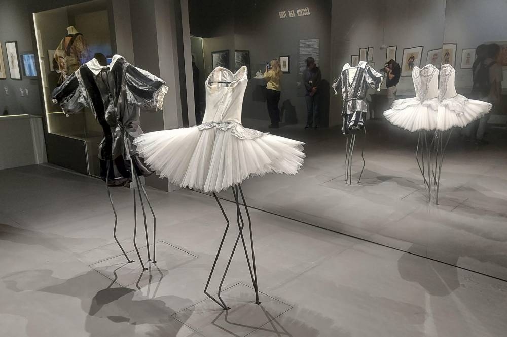 Piezas de arte que reflejan el arte de la danza, parte de la exposición rusa. EFE/ Fernando Salcines